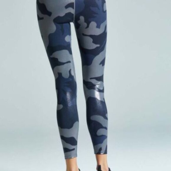 🎄Women’s Camo Leggings - Picture 6 of 9